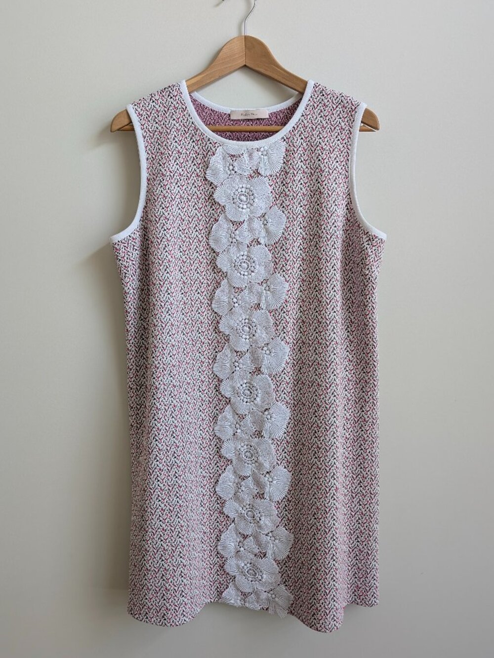 Nadya Toto Large sleeveless short mini dress with white flower shell appliques